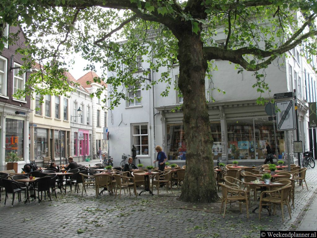 Achter de Vrije Boekhandel in de Veemarktstraat ligt een rustig terras. Tips: Een weekend in Breda.
